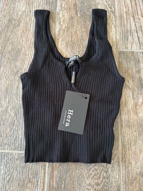 Hera Collection Black Ribbed Scoop-Neck Tank